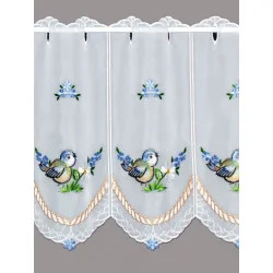 Diese niedliche Plauener Stickerei-Scheibengardine wurde mit kleine Vögelchen und Blüten in blau bestickt.
