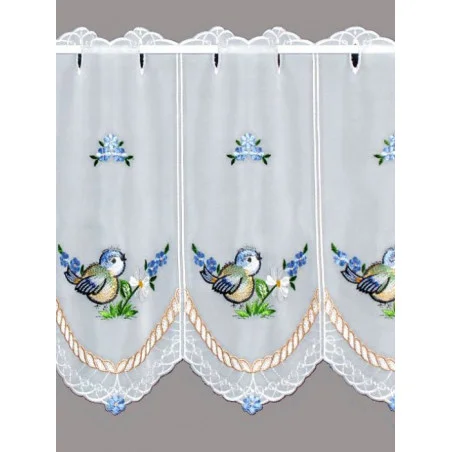 Diese niedliche Plauener Stickerei-Scheibengardine wurde mit kleine Vögelchen und Blüten in blau bestickt.