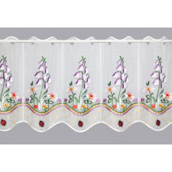 Stickerei-Kurzgardine in Weiß mit Glockenblumen-Stickerei und Marienkäfern als Deko im Fenster.