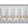 Stickerei-Kurzgardine in Weiß mit Glockenblumen-Stickerei und Marienkäfern als Deko im Fenster.