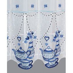 Nahaufnahme der halbtransparenten Scheibengardine in Weiß mit feiner Tea-Time-Stickerei in Blau für die Küche.