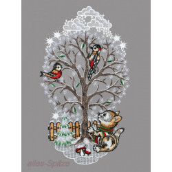 winterlicher Baum in festlichem Silber mit Katze