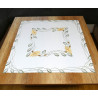Modern bestickte Mitteldecke Blütenranke 85x85 cm in 2 Farbvarianten