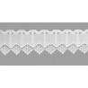 Elegante Applikationen aus Plauener Spitze zieren diese weiß Scheibengardine.