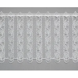 Elegante Blätterranken aus Plauener Spitze zieren diese naturweiß Scheibengardine.