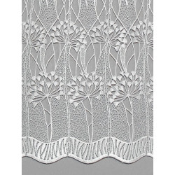 Detailaufnahme naturweißer Plauener Spitze mit feingestickten Zierlauch-Blüten und floraler Textur.