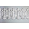 Kurze Bistrogardine aus naturweißer Plauener Spitze mit winterlichen Schneekristall-Motiven. 30 cm hoch