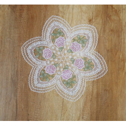 Deckchen aus Plauener Spitze mit altrosa Rosen-Stickerei auf Holztisch für edle Heimtextilien-Deko.