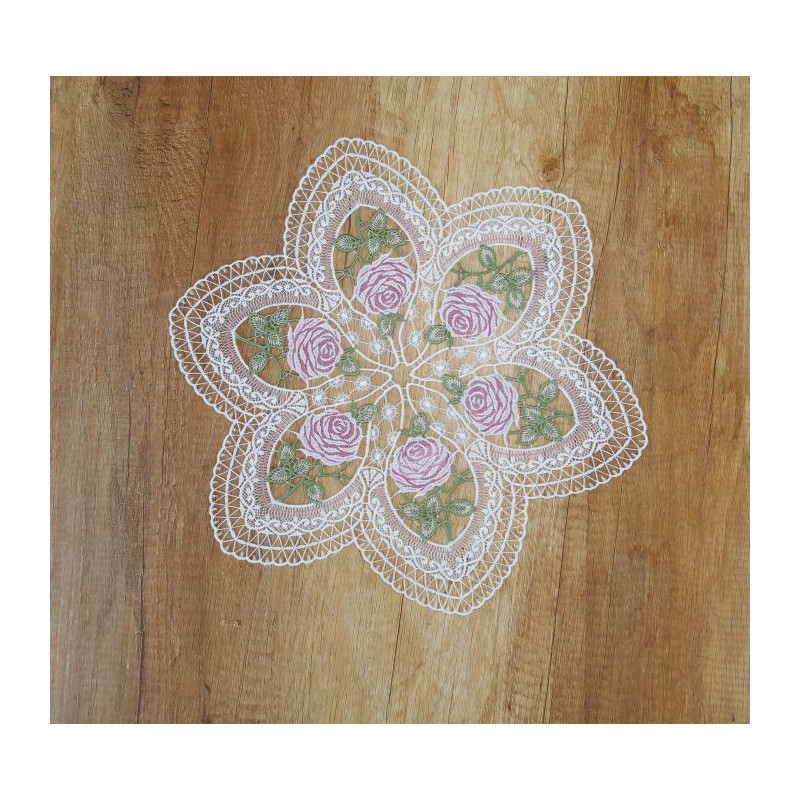 Deckchen aus Plauener Spitze mit altrosa Rosen-Stickerei auf Holztisch für edle Heimtextilien-Deko.