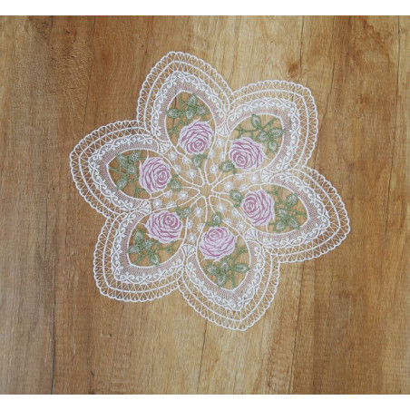 Deckchen aus Plauener Spitze mit altrosa Rosen-Stickerei auf Holztisch für edle Heimtextilien-Deko.