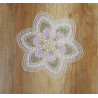Deckchen aus Plauener Spitze mit altrosa Rosen-Stickerei auf Holztisch für edle Heimtextilien-Deko.