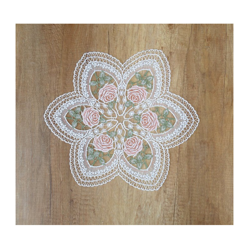 Deckchen aus Plauener Spitze mit orangen Rosen-Stickerei auf Holztisch für edle Heimtextilien-Deko.