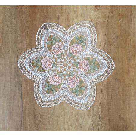 Deckchen aus Plauener Spitze mit orangen Rosen-Stickerei auf Holztisch für edle Heimtextilien-Deko.
