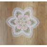 Deckchen aus Plauener Spitze mit orangen Rosen-Stickerei auf Holztisch für edle Heimtextilien-Deko.