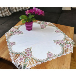 Bestickte Tischdecke aus feinem Satin mit flieder-grünen Blüten-Details für ein gemütliches Zuhause.