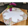 Bestickte Tischdecke aus feinem Satin mit flieder-grünen Blüten-Details für ein gemütliches Zuhause.
