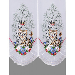 Detaillierte weiße Scheibengardine mit bunter Katzen- und Birken-Stickerei auf leichtem Voile.