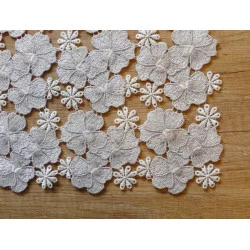 Spitzendecke Vera in natur-taupe detailbild