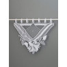 Weiße Plauener Spitze Kurzgardine Amy: Elegante Fensterdeko aus Spitze mit Blütendesign als Heimtextil.