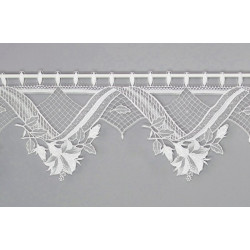 Transparenter Scheibenhänger Amy aus weißer Plauener Spitze: Elegantes Blütenmuster für Stil am Fenster.