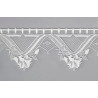Transparenter Scheibenhänger Amy aus weißer Plauener Spitze: Elegantes Blütenmuster für Stil am Fenster.