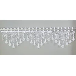 Moderner weißer Scheibenhänger Fay aus Plauener Spitze