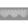 Weiße Plauener Spitze Bistrogardine Suna: Moderne Kurzgardine mit Kreis-Muster für stilvolle Fensterdekoration.