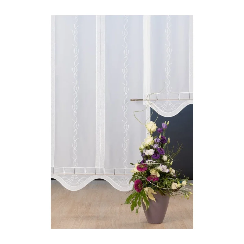 Zeitlos bestickte weiße Flächengardine mit malerischem Bogenabschluß.