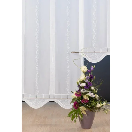 Zeitlos bestickte weiße Flächengardine mit malerischem Bogenabschluß.