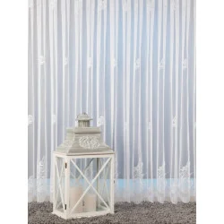 Modern und hochwertig in weiß bestickte Plauener Spitzen-Gardine.