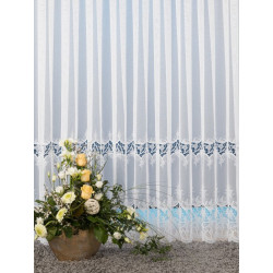 Nahaufnahme der Halbtransparenten Gardine Carlotta mit floraler Stickerei-Borte hinter einem herbstlichen Blumenstrauß.