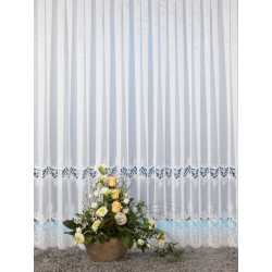 Extravagant bestickte Plauener Spitzen-Gardine mit hochwertigem Spitzeneinsatz.