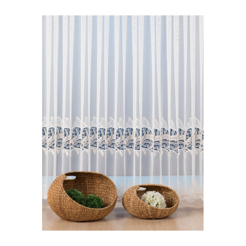 Fenstergestaltung mit halbtransparentem weißem Store und edler Plauener Spitze über dekorativen Körben in heller Raumoptik.