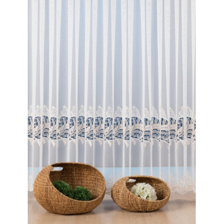 Fenstergestaltung mit halbtransparentem weißem Store und edler Plauener Spitze über dekorativen Körben in heller Raumoptik.