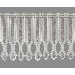 Freigestellte Kurzgardine aus naturweißer Plauener Spitze mit Zickzack-Muster und Rautenabschluss.