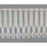 Freigestellte Kurzgardine aus naturweißer Plauener Spitze mit Zickzack-Muster und Rautenabschluss.