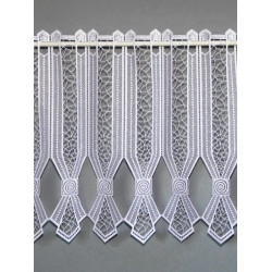 Transparente Kurzgardine aus weißer Plauener Spitze mit geometrischen Musterelementen.