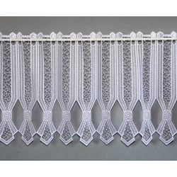 Transparente Scheibengardine aus weißer Plauener Spitze mit elegantem geometrischem Muster als Sichtschutz.