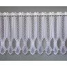 Transparente Scheibengardine aus weißer Plauener Spitze mit elegantem geometrischem Muster als Sichtschutz.