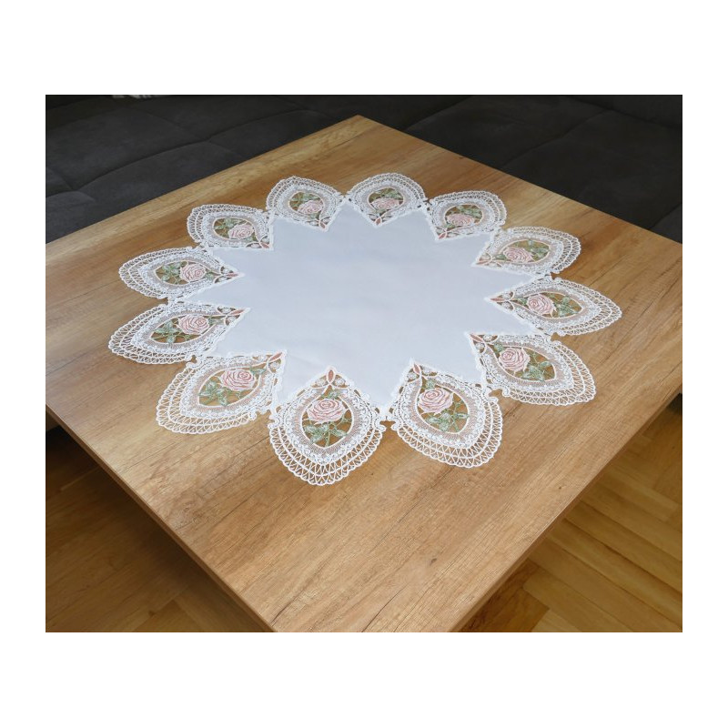 Runder Tischläufer mit floraler Spitze und lachsfarbenen Rosen flach auf einem Holz-Couchtisch präsentiert.