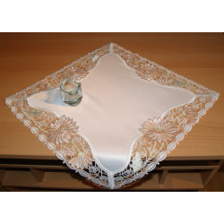 Tischdecke in Creme mit Altrosa-Spitzenkante aus Plauener Spitze auf Holzmöbel präsentiert.