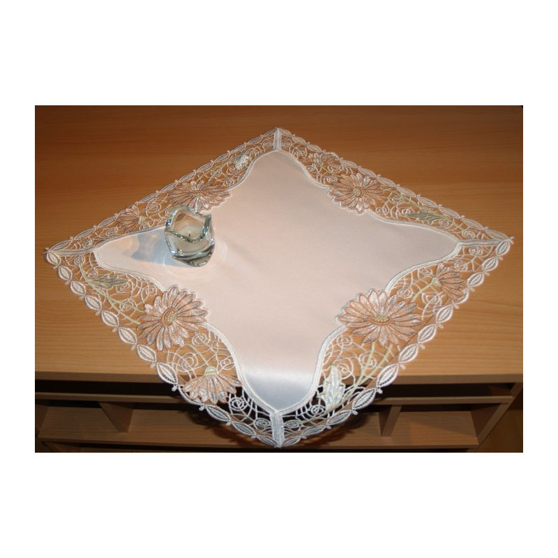 Tischdecke in Creme mit Altrosa-Spitzenkante aus Plauener Spitze auf Holzmöbel präsentiert.