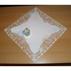 Quadratische kleine Mitteldecke aus Plauener Spitze in Creme-Rosa mit floraler Bordüre und Kerzendeko auf Holztisch.