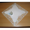 Quadratische kleine Mitteldecke aus Plauener Spitze in Creme-Rosa mit floraler Bordüre und Kerzendeko auf Holztisch.