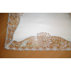 Nahaufnahme von floraler Plauener Spitze in Altrosa und Creme mit feinem Cut-Out-Muster für Tischwäsche.