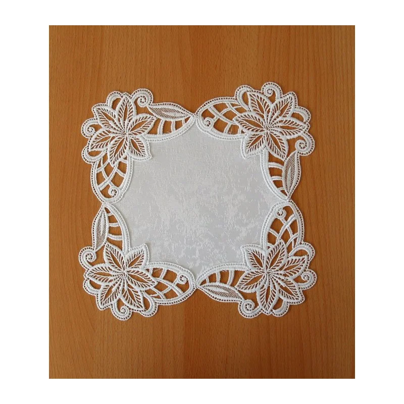 Weiße Plauener Spitzendecken mit Stoffmitte.