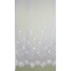 Detailansicht der weißen Blumenspitze auf halbtransparentem Sable-Stoff, hochwertige Heimtextilien mit filigranem Muster.