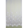 Detailansicht der weißen Blumenspitze auf halbtransparentem Sable-Stoff, hochwertige Heimtextilien mit filigranem Muster.