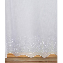 Nahaufnahme weißer Sable-Stoff mit filigraner Plauener Spitze; modernes Kreismuster auf blickdichtem Heimtextil.