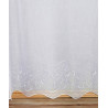 Nahaufnahme weißer Sable-Stoff mit filigraner Plauener Spitze; modernes Kreismuster auf blickdichtem Heimtextil.